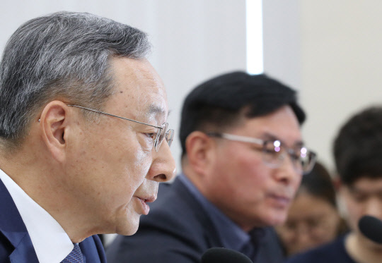 17일 국회 과학기술정보방송통신위원회가 국회에서 개최한 'KT 아현지사 화재 청문회'에 참석한 황창규 KT 회장.  연합뉴스